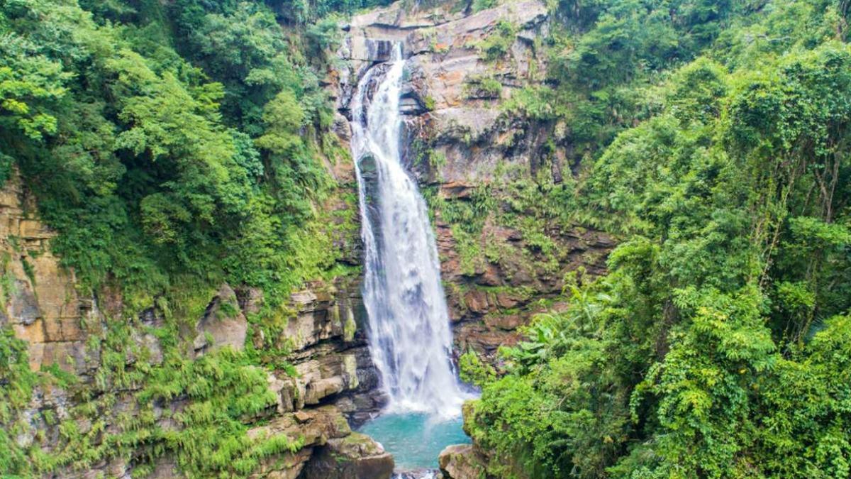 站上寰宇平台,就可以居高臨下遠眺小烏來瀑布的全景。(圖/桃園風景區管理處提供)
