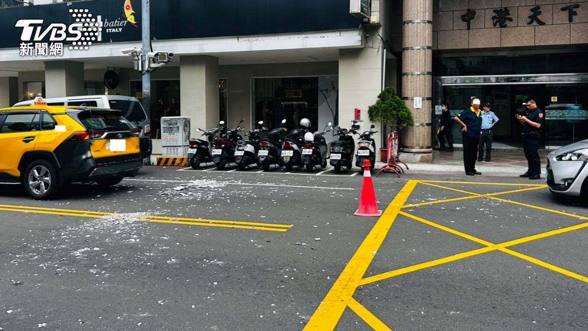 超衰！台中大樓天女散花式「下瓷磚雨」　擊落等紅燈小黃
