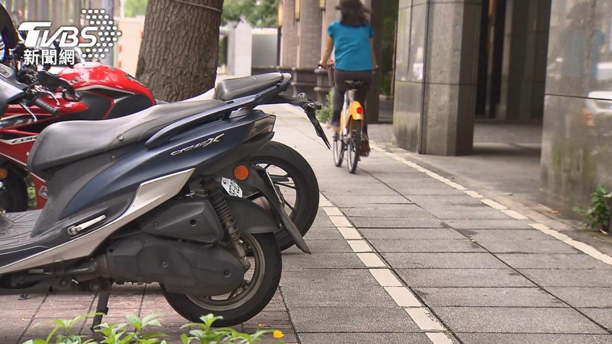 人行道劃設機車停車位也出現許多隱患。（圖／TVBS資料畫面）