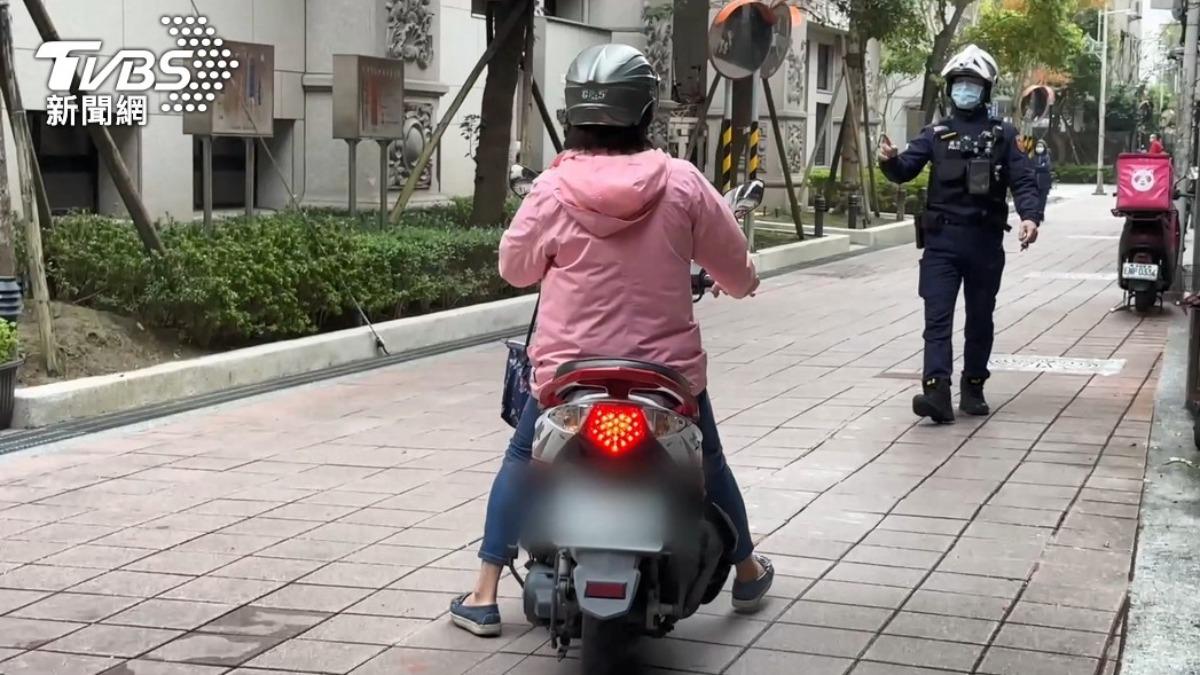 人行道即使有劃設機車停車位，也不能在上面行駛，要以「牽引方式」找車位。（圖／TVBS資料畫面）