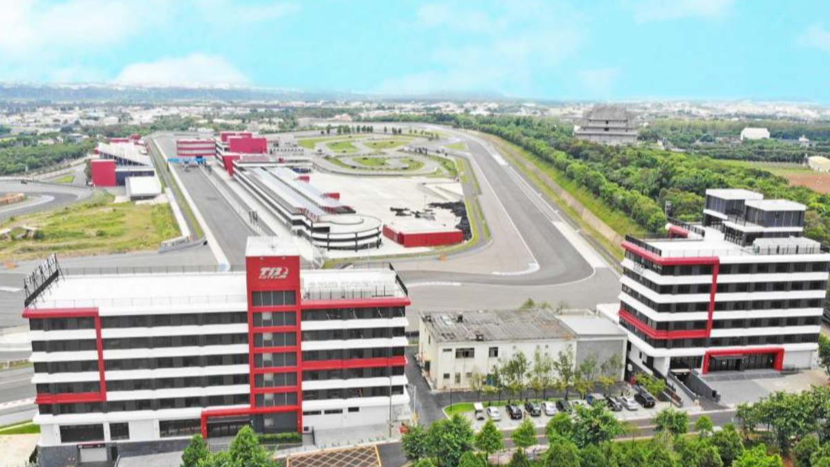  麗寶賽車主題旅店則有雙人6,888元端午住宿專案，包括一泊一食、水陸雙園２日門票、摩天輪搭乘券。（圖／麗寶樂園渡假園區提供）