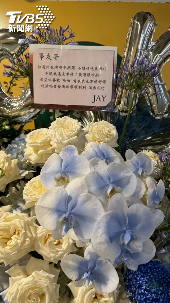 周杰倫送上花籃。(圖/劉建偉攝)