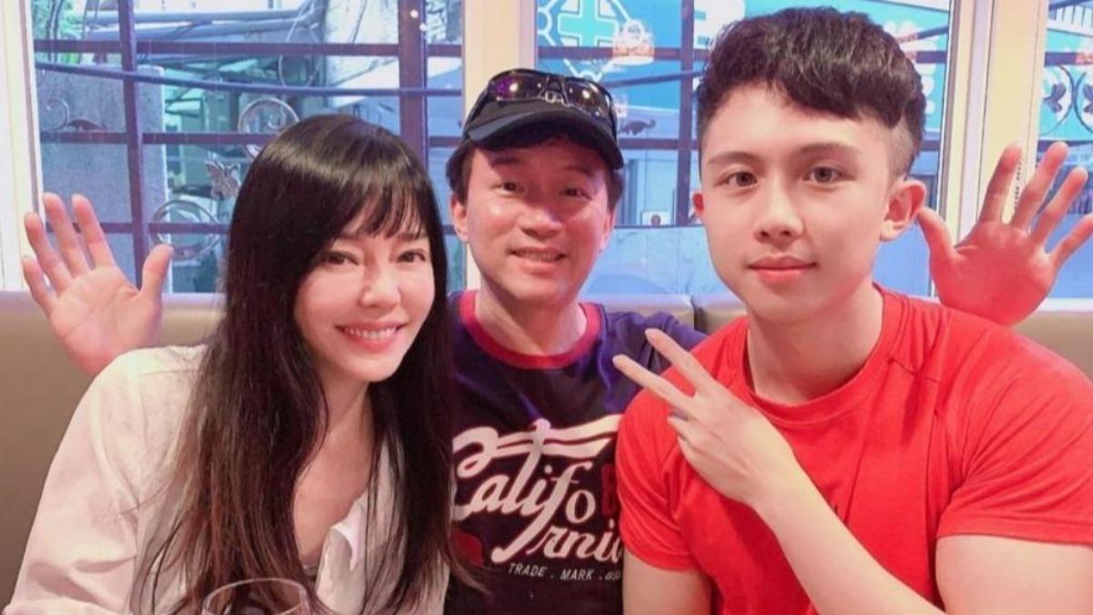 孫鵬(中)、狄鶯(左)很疼愛寶貝獨子孫安佐。(圖/翻攝自孫安佐IG )