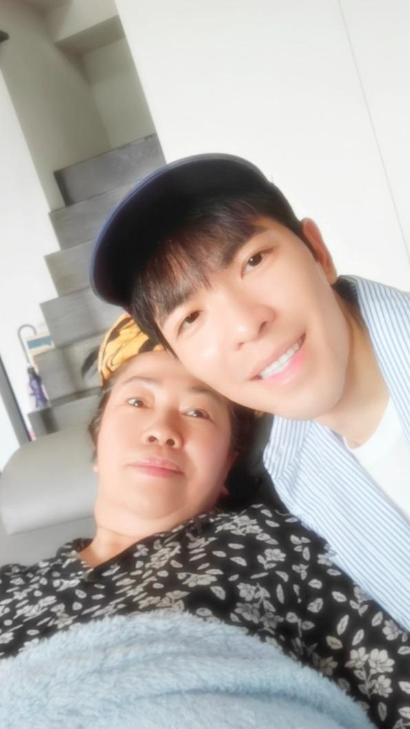 蕭敬騰媽媽出院了。(圖/翻攝自蕭敬騰臉書)