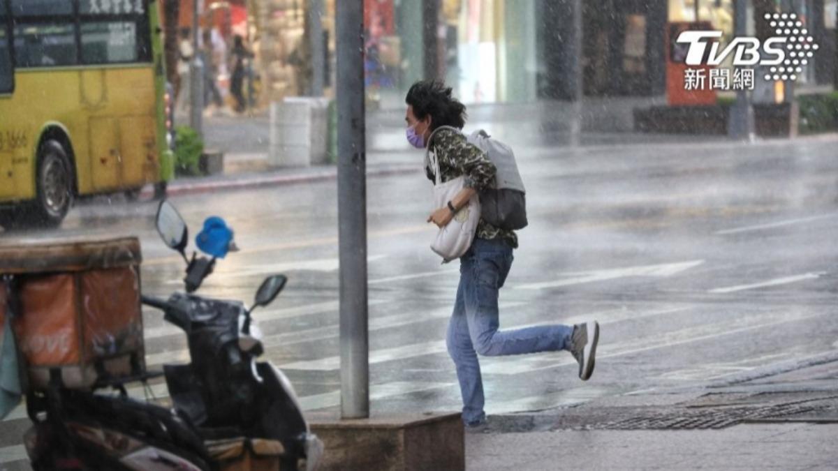 鋒面來襲！10縣市大雨特報　鄭明典：全台有感降雨