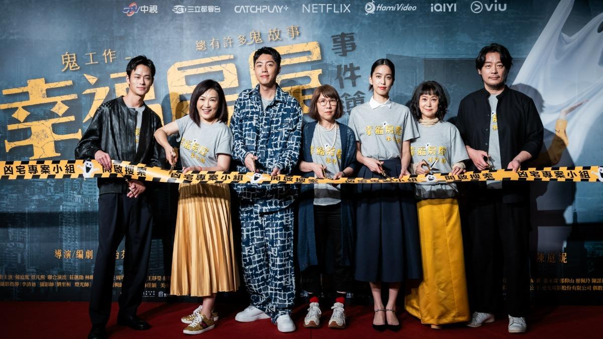 導演蔡怡芬(中)率領主演群夏騰宏(左起)、姚黛瑋、蔡凡熙、陳庭妮、王月、周明宇一起剪斷封鎖線。(圖/逆光電影股份有限公司提供)