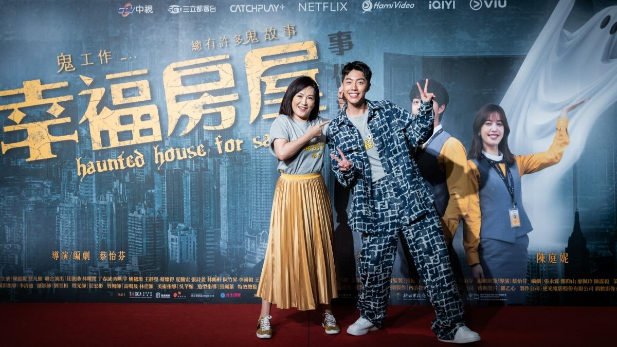 姚黛瑋(左)、蔡凡熙(右)飾演通靈母子檔。(圖/逆光電影股份有限公司提供)