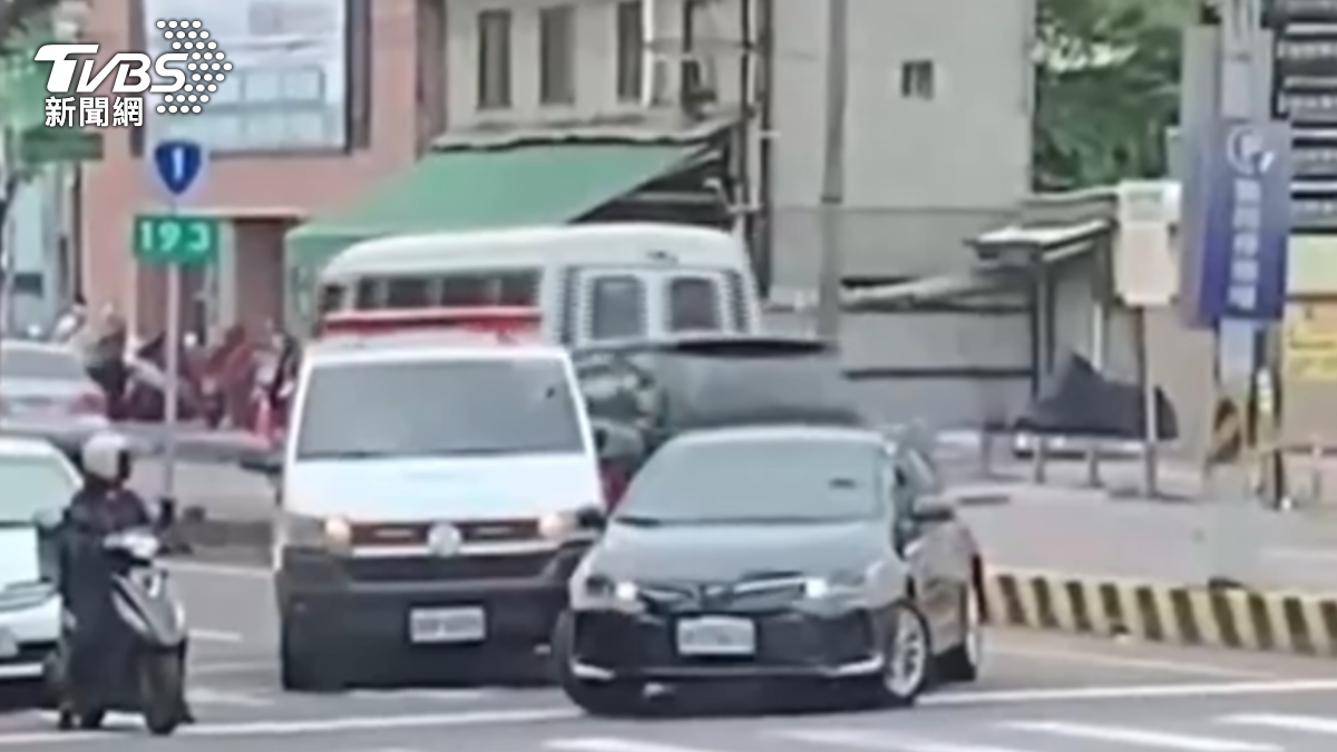 駕駛表示因為當下太緊張才不小心擋到救護車。(圖/TVBS資料畫面)