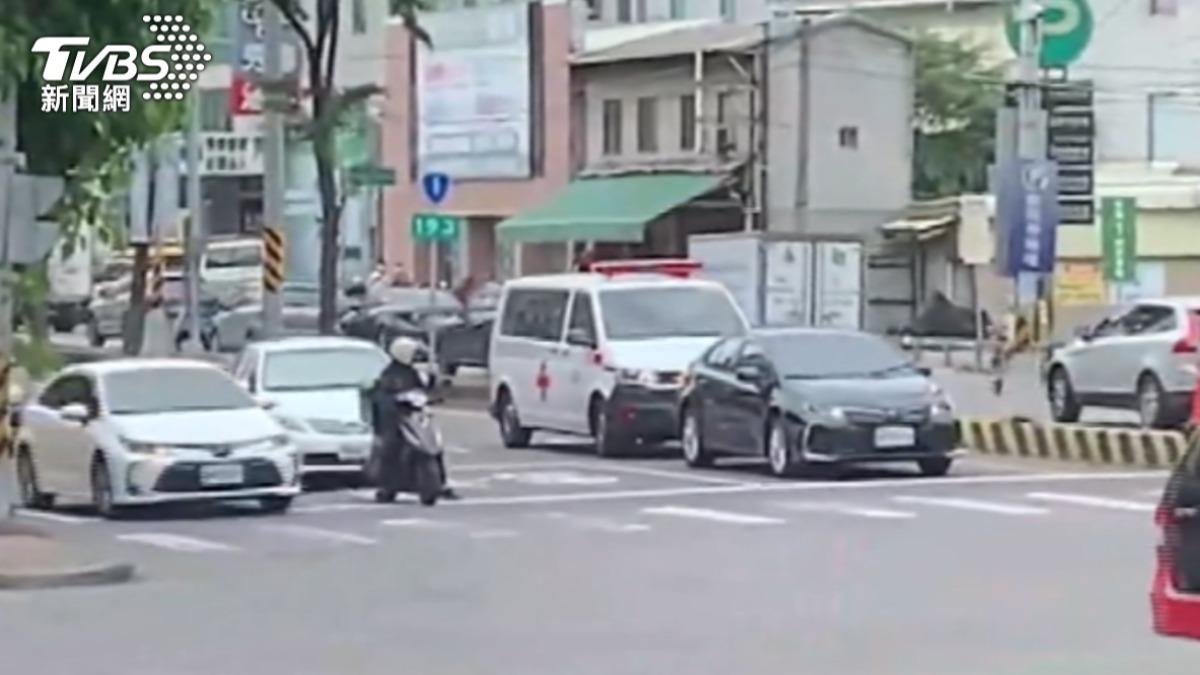 就是不讓救護車!黑車三度阻擋 7旬駕駛現身:聽到鳴笛太緊張