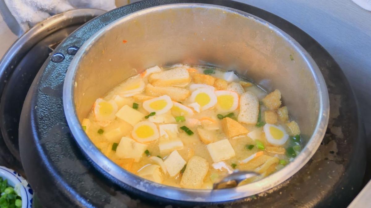 內用提供一大鍋配料滿滿的味噌湯喝到飽。(圖/小咪ma.吃喝玩樂趣提供)