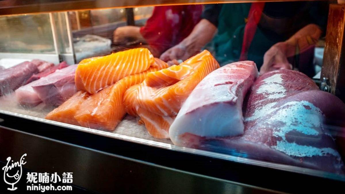櫥窗裡肥美的魚料海鮮,相當誘人。(圖/妮喃小語提供)