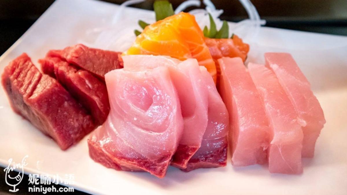 「綜合生魚片」(340元,12片)這盤包含旗魚、鮪魚、海鱺、鮭魚各3大片。(圖/妮喃小語提供)