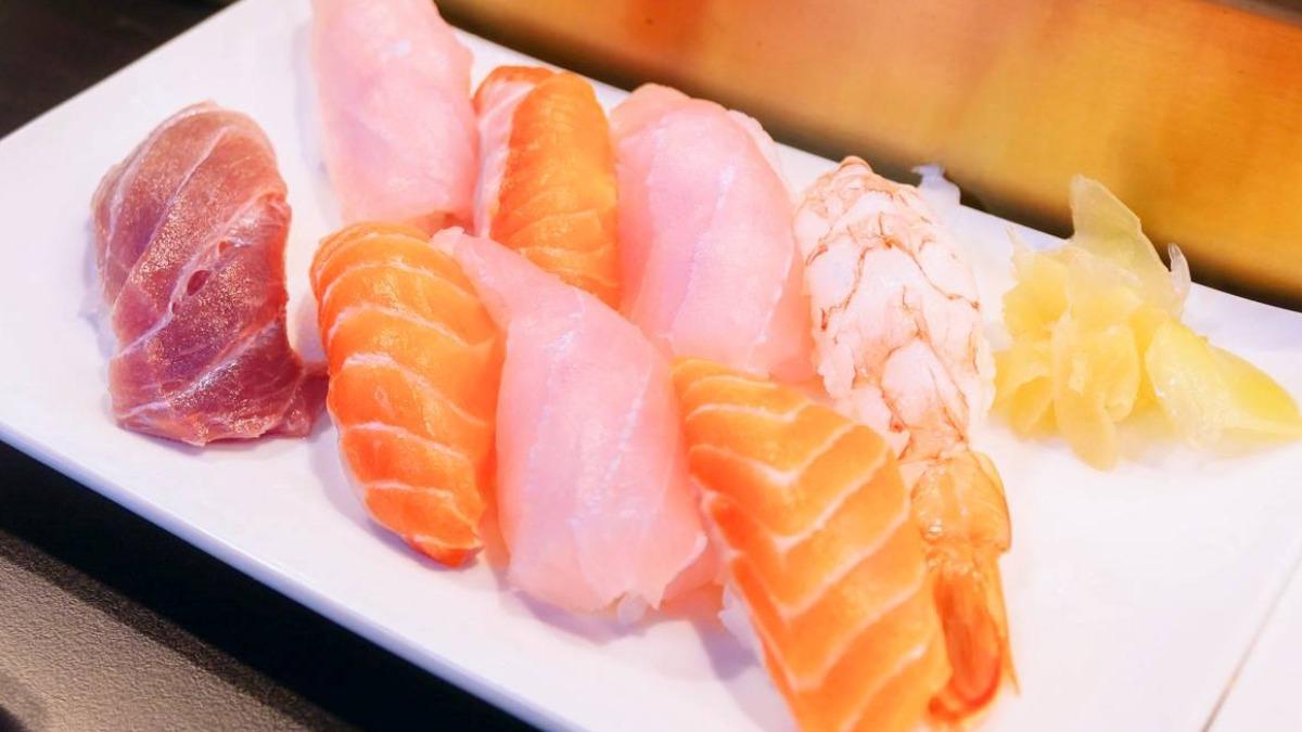 「生魚握壽司」(230元,8貫)包含旗魚、鮪魚、鮭魚、鮮蝦等好料。(圖/小咪ma.吃喝玩樂趣提供)