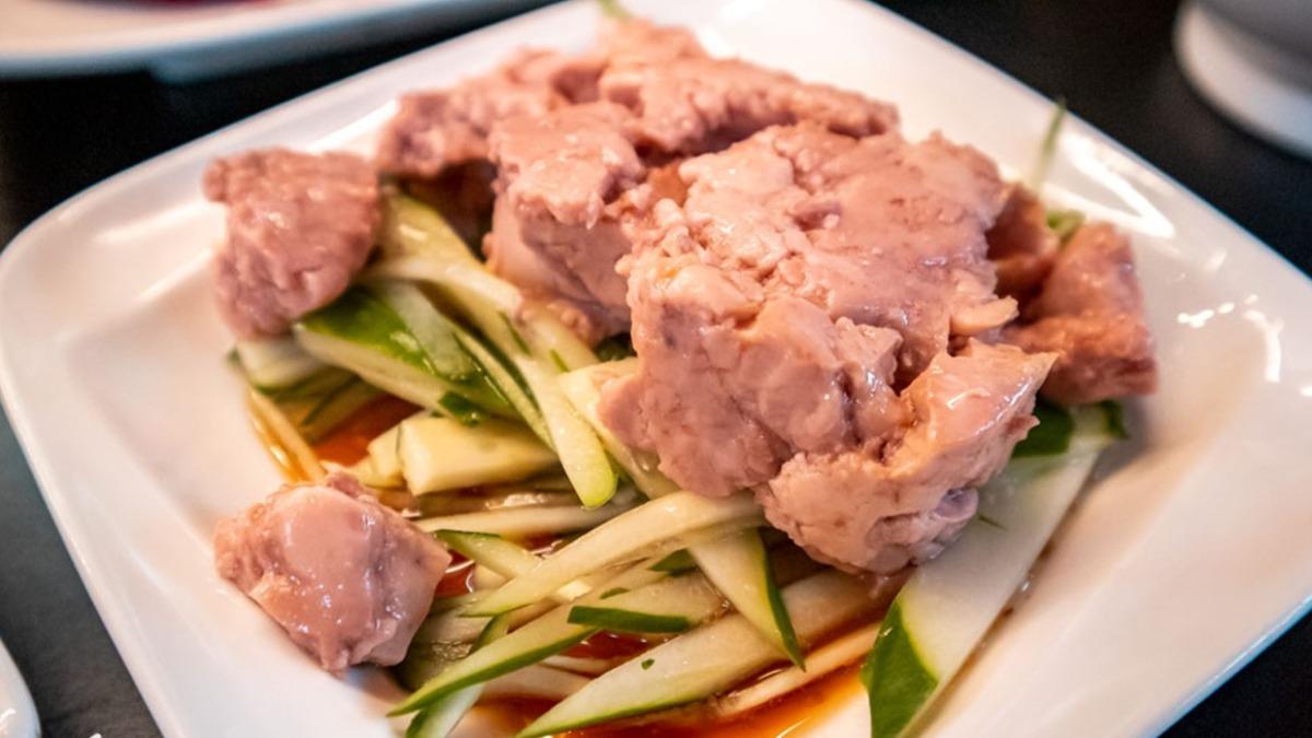 「鱈魚肝」(130元)口感類似油漬鮪魚那樣綿密,是很清爽解膩的小菜。(圖/妮喃小語提供)