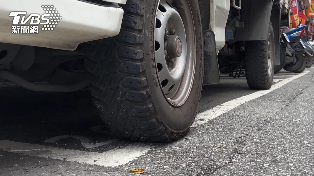 有時候會發生停車格太小的問題。(圖/TVBS資料畫面)