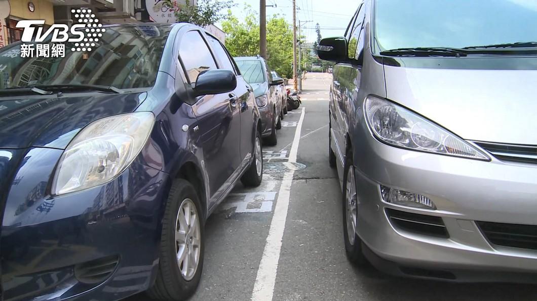 併排停車已觸法。(圖/TVBS資料畫面)