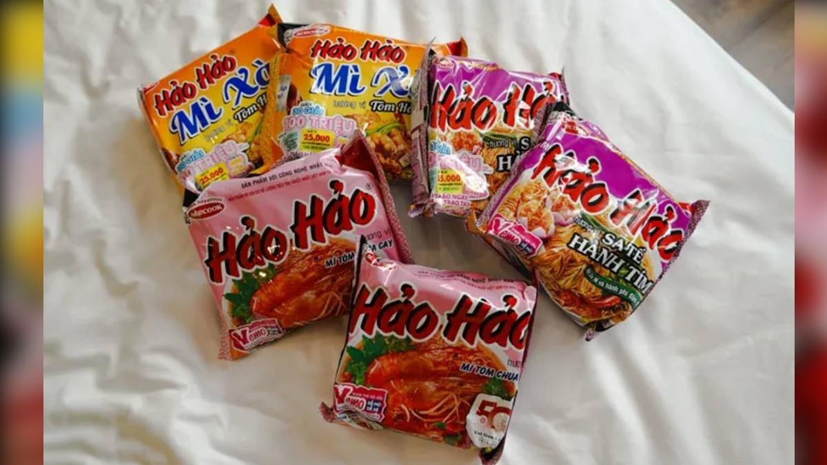 越南泡麵推薦當地的國民泡麵品牌Hao Hao，粉色包裝的酸蝦口味是最熱門的口味，麵條偏細、湯頭較重口味，很開胃。（圖／Sara's world提供）