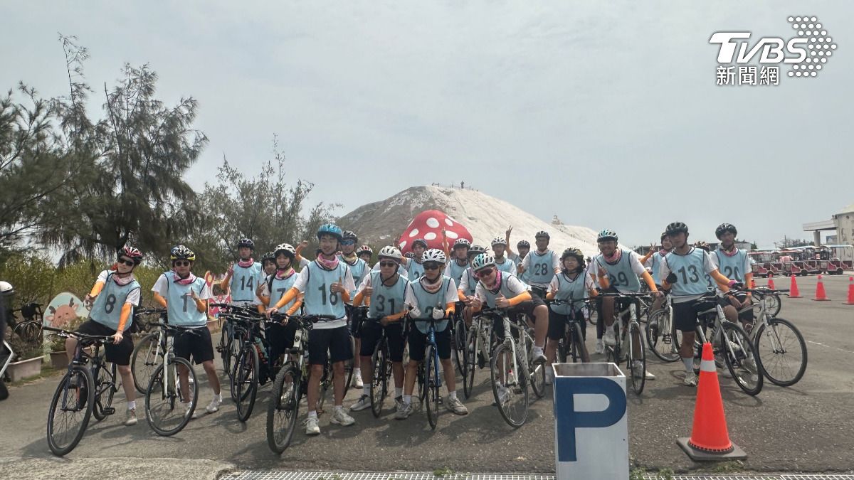 七股鹽山推綠色旅遊!世界自行車日騎單車遊客可獲鹽御守