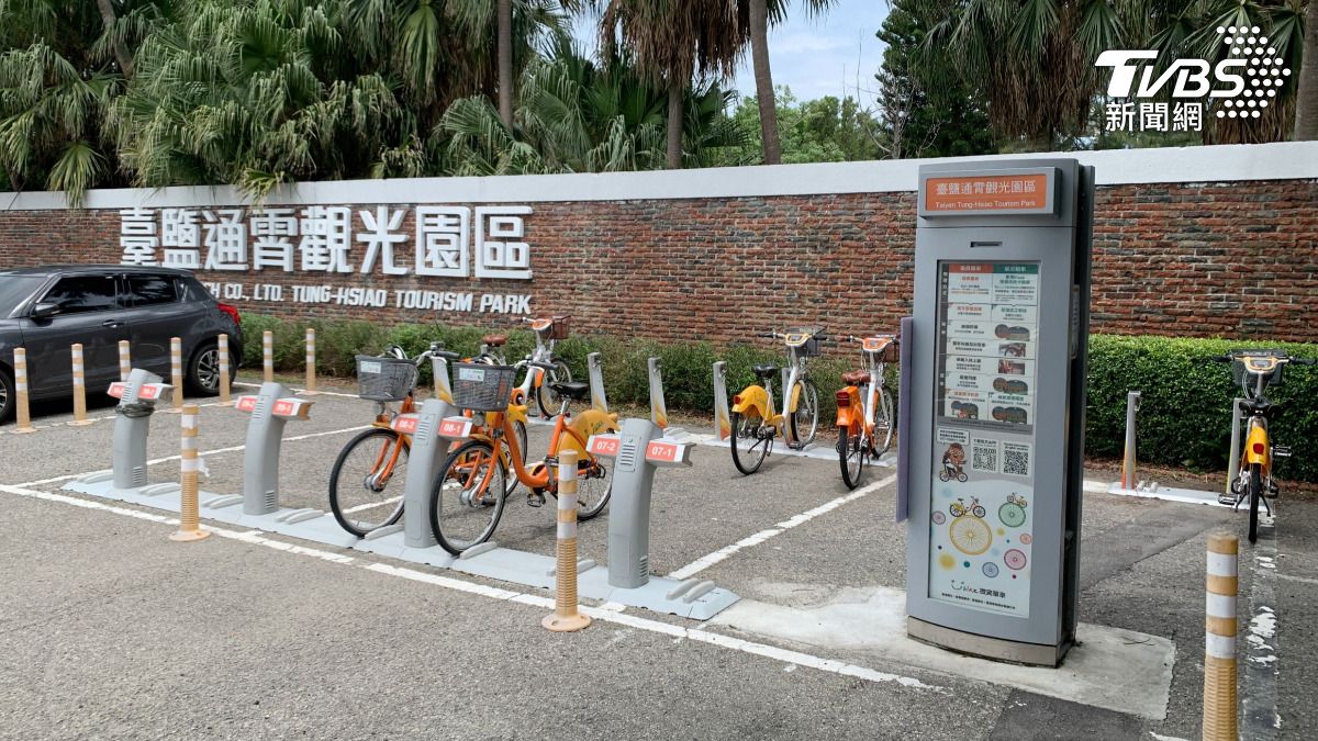 臺鹽通霄觀光園區入口即設有YouBike單車借用站,園區內亦有多項自行車友善服務,推動綠色旅遊。 圖/台鹽提供