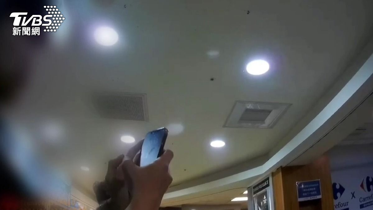 女高中生遭偷拍!男友一把揪住偷拍狼 手機發現更多裙底風光