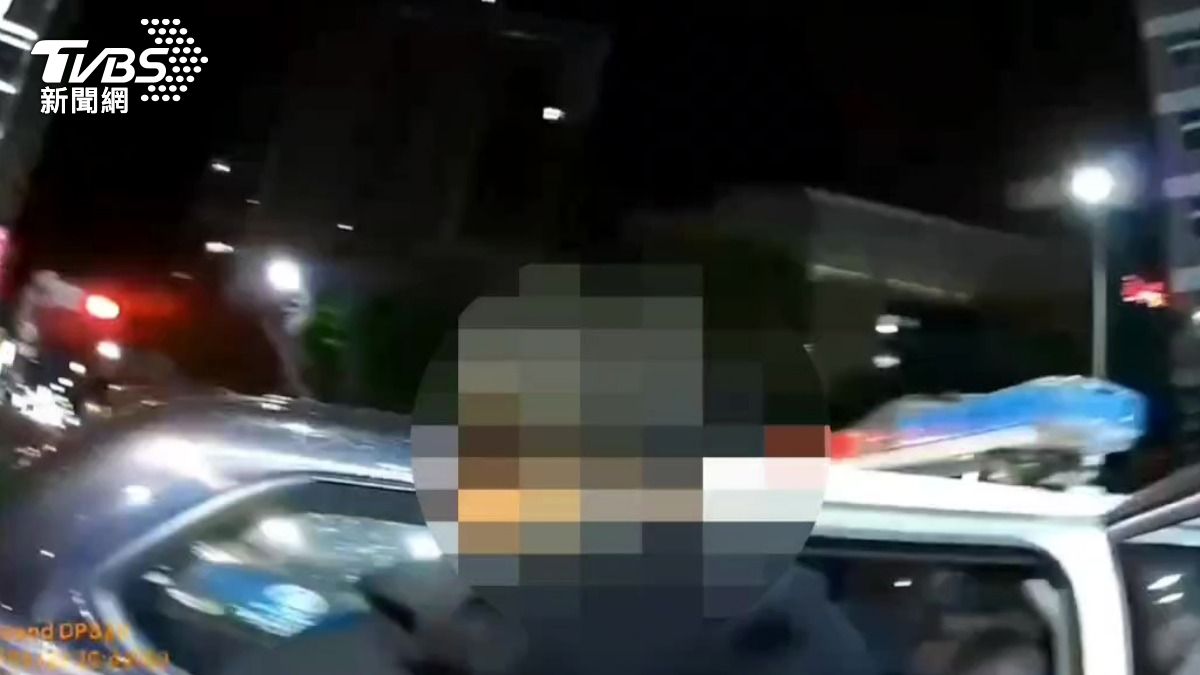 涉嫌偷拍男子被警方帶回偵辦。(圖/TVBS)