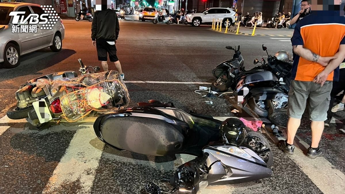 待轉區內機車倒地一片凌亂。（圖／TVBS）
