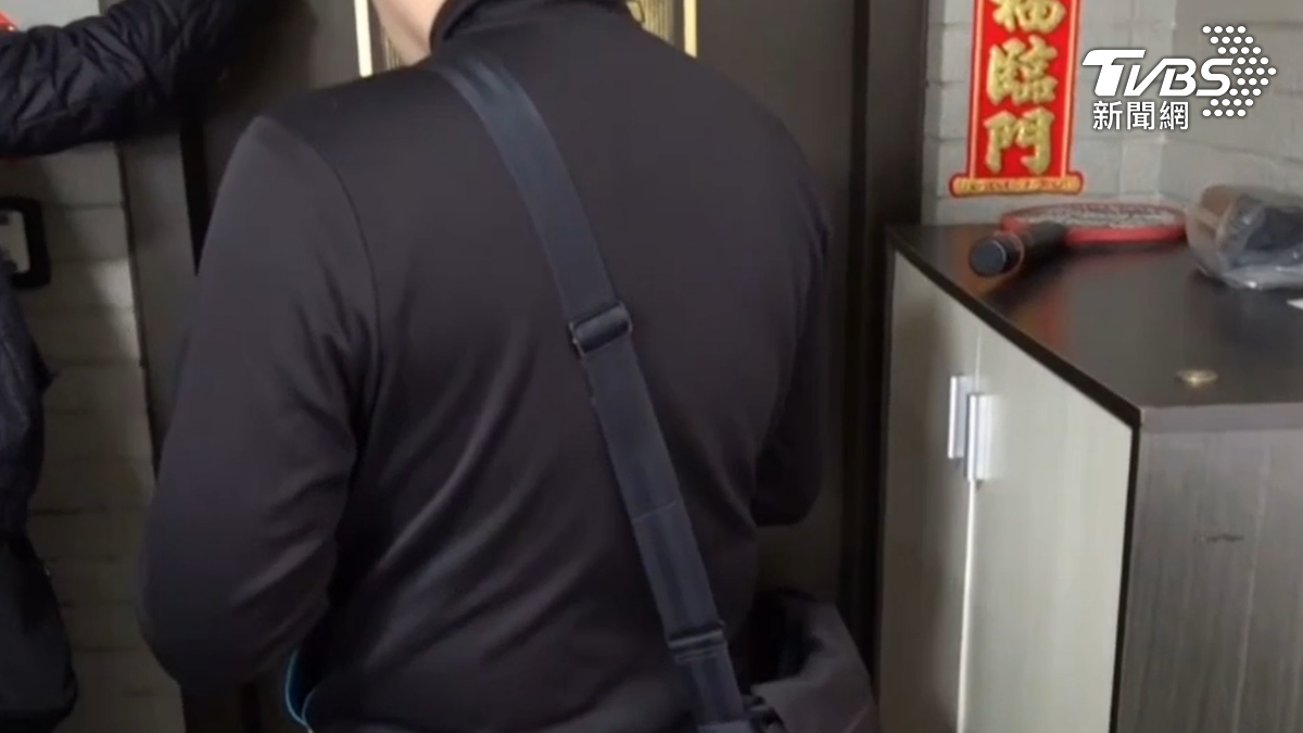 警方上門拘捕紀男。（圖／TVBS）