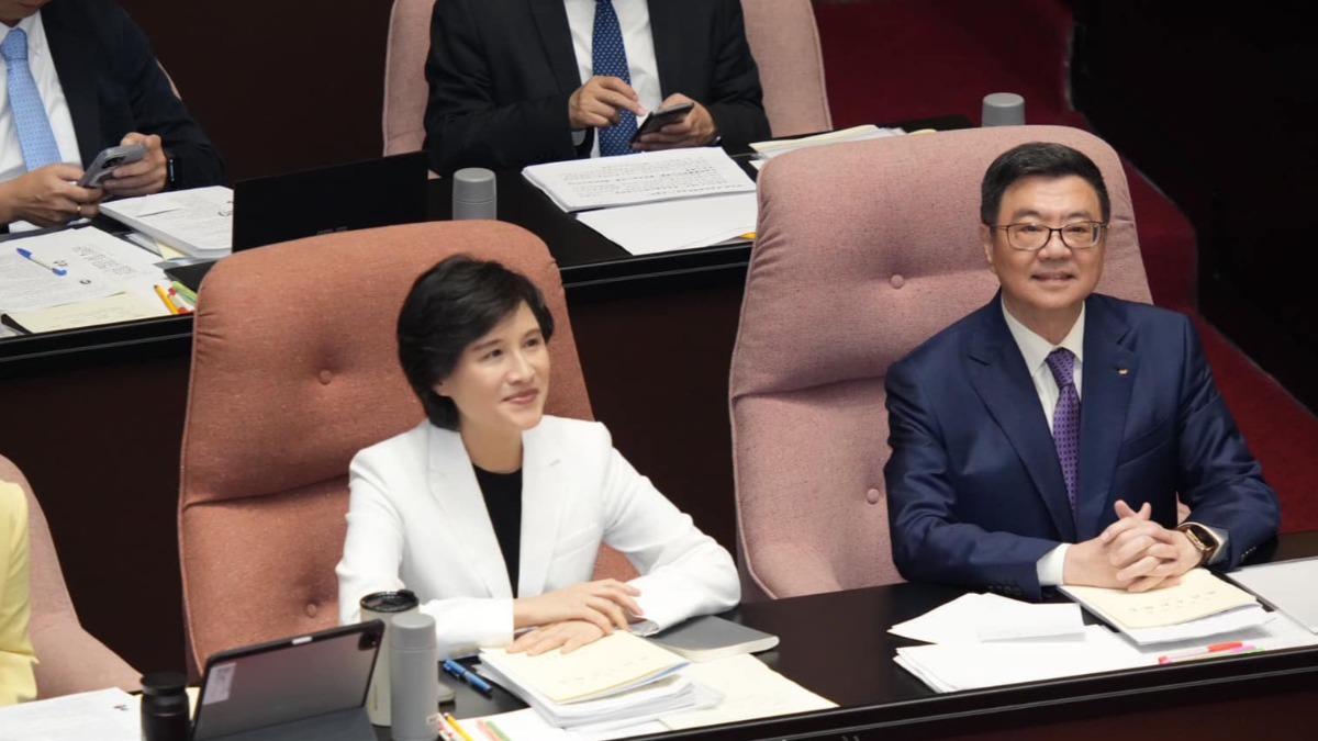 再次坐進立院備詢區!闊別4年 鄭麗君「入伍」立八大目標