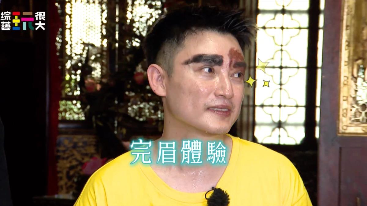 Eason遭處罰,不久後就誤撞玻璃門。(圖/好看娛樂提供)