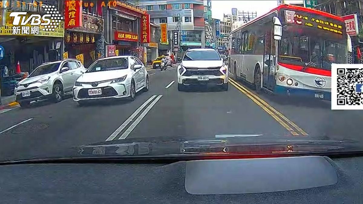 拿乘客性命開玩笑? 北市公車「逆向搶快」危險影像曝光