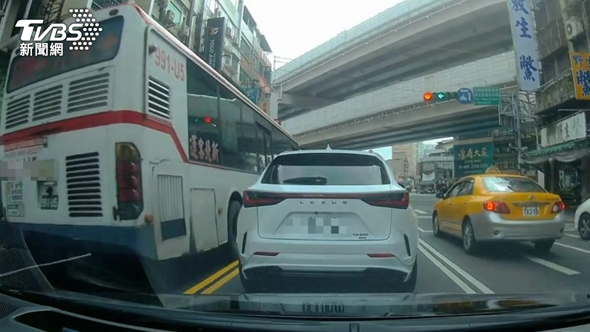 公車逆向越過車陣只為了搶快左轉。(圖/TVBS)