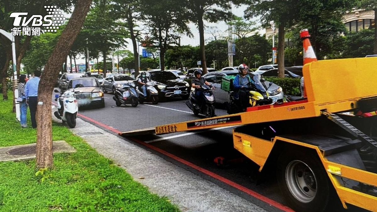 賓士被拖吊往後滑,撞翻騎士再撞汽車。(圖/TVBS)
