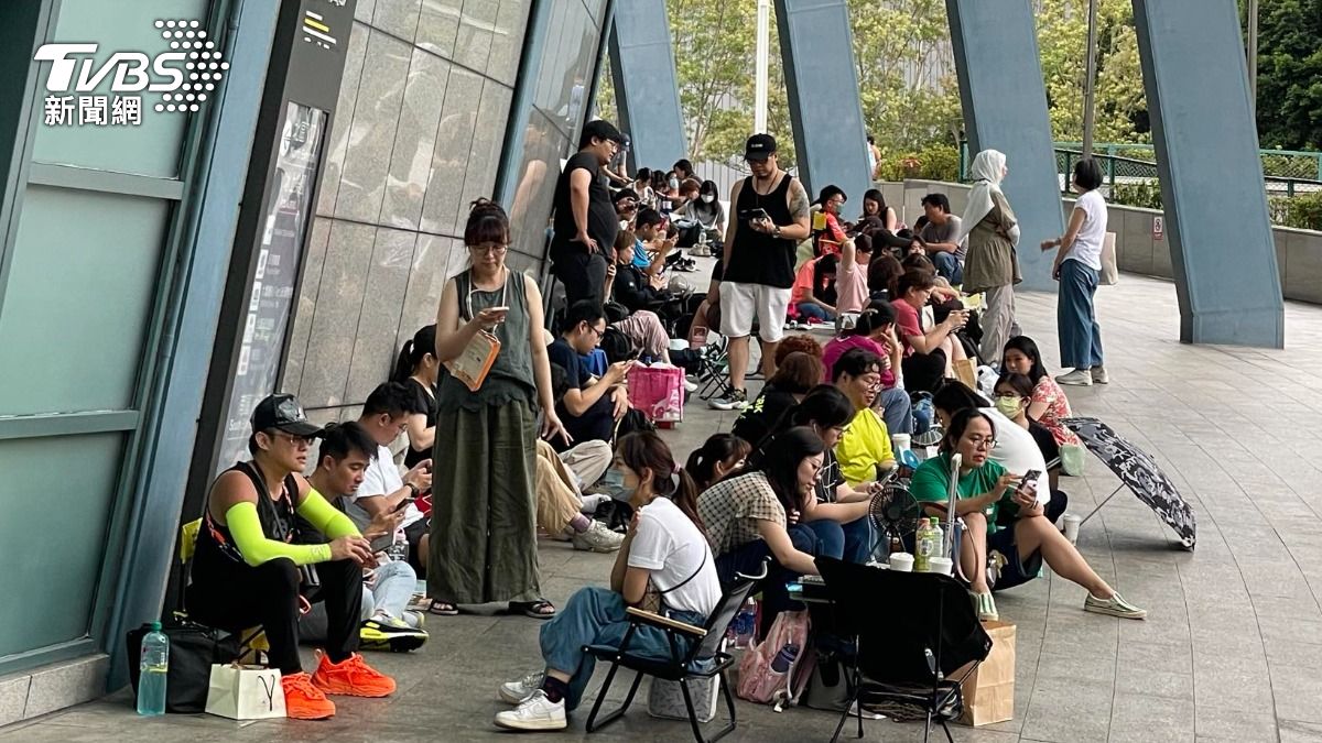 粉絲很有秩序地排隊，等主辦單位開放現場售票。（圖／陳薈涵攝）