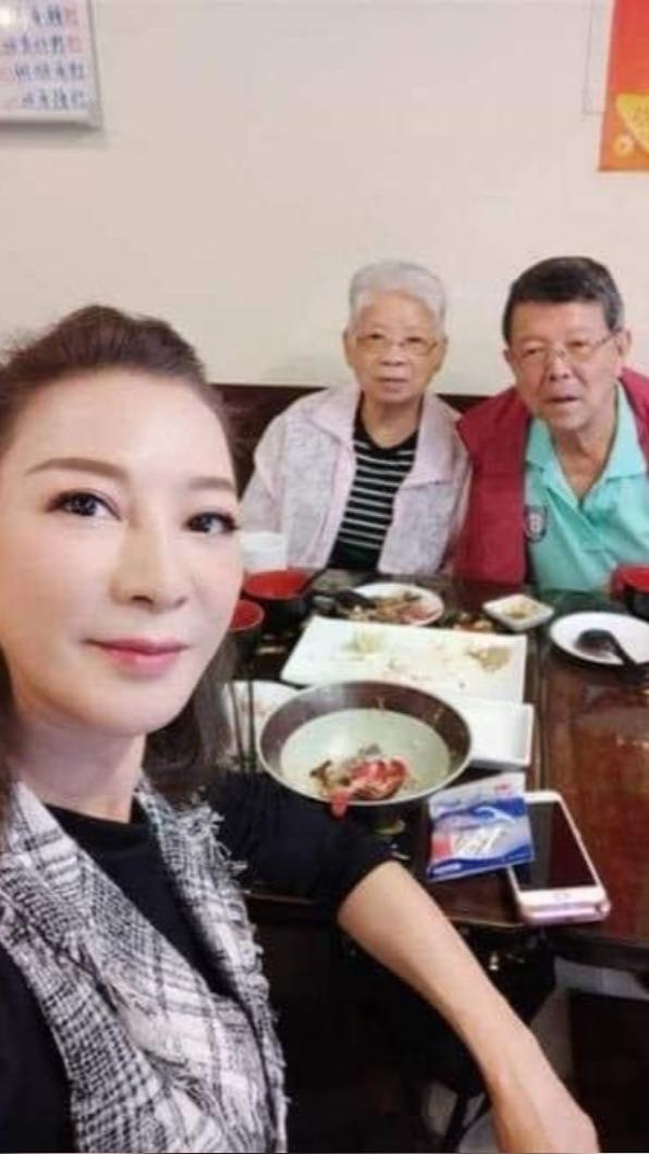 楊繡惠(左)是演藝圈中出名孝女。(圖/翻攝自楊繡惠臉書)
