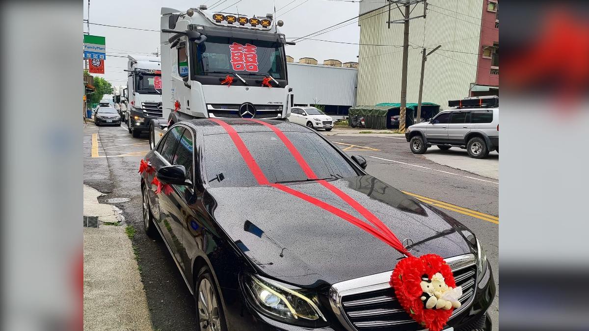 除了拖車頭,男方也出動多輛禮車前往迎娶。(圖/吳明勳提供)