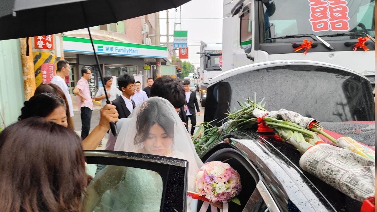 小客車租賃業者吳明勳女兒出嫁,男方出動6台賓士貨車頭前往迎娶,場面壯觀。(圖/吳明勳提供)