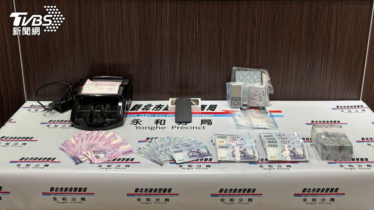 警方查扣點鈔機及逾200萬現金。(圖/TVBS)