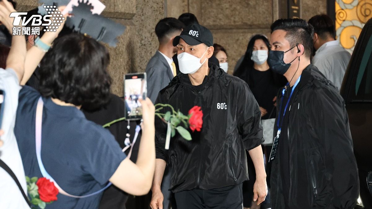 黃牛哭了!張學友現場售票「規則超嚴格」 民眾咆哮引4員警關切