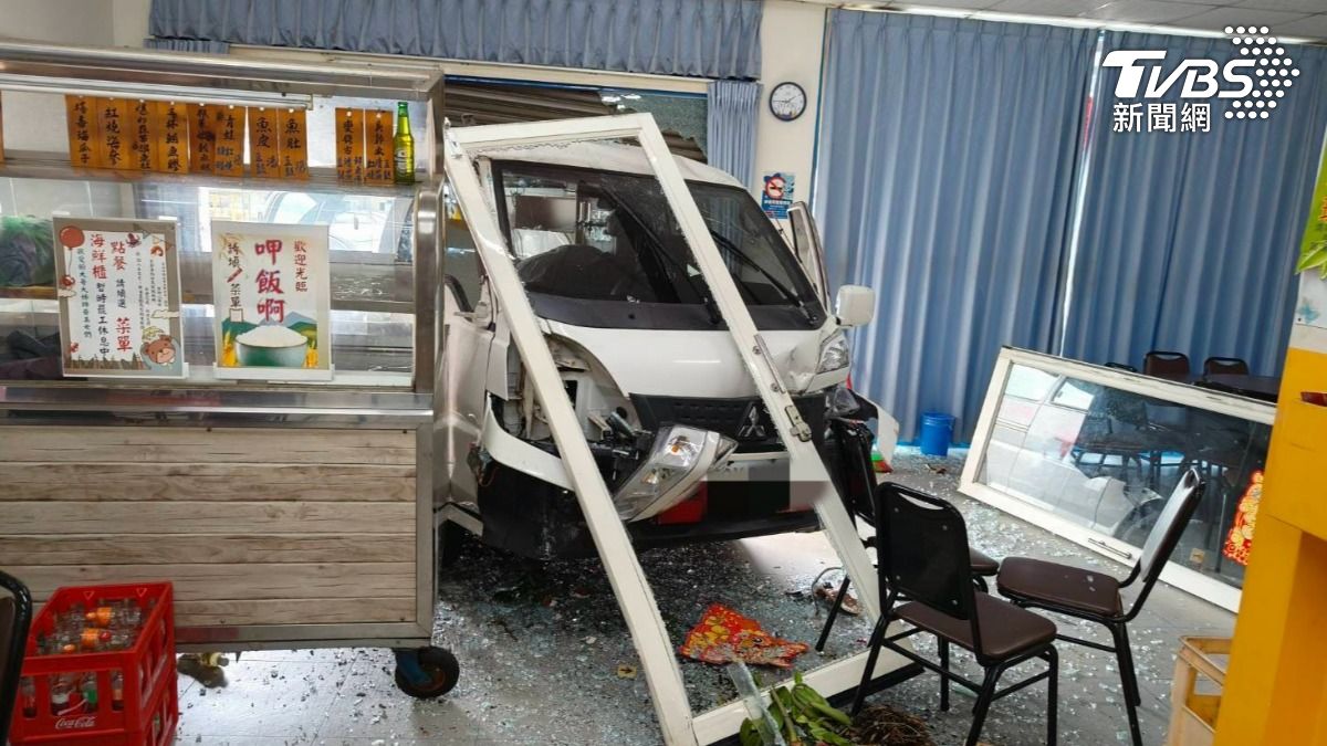 快訊/屏東救護車出勤挨撞!「衝進熱炒店」 驚悚畫面曝