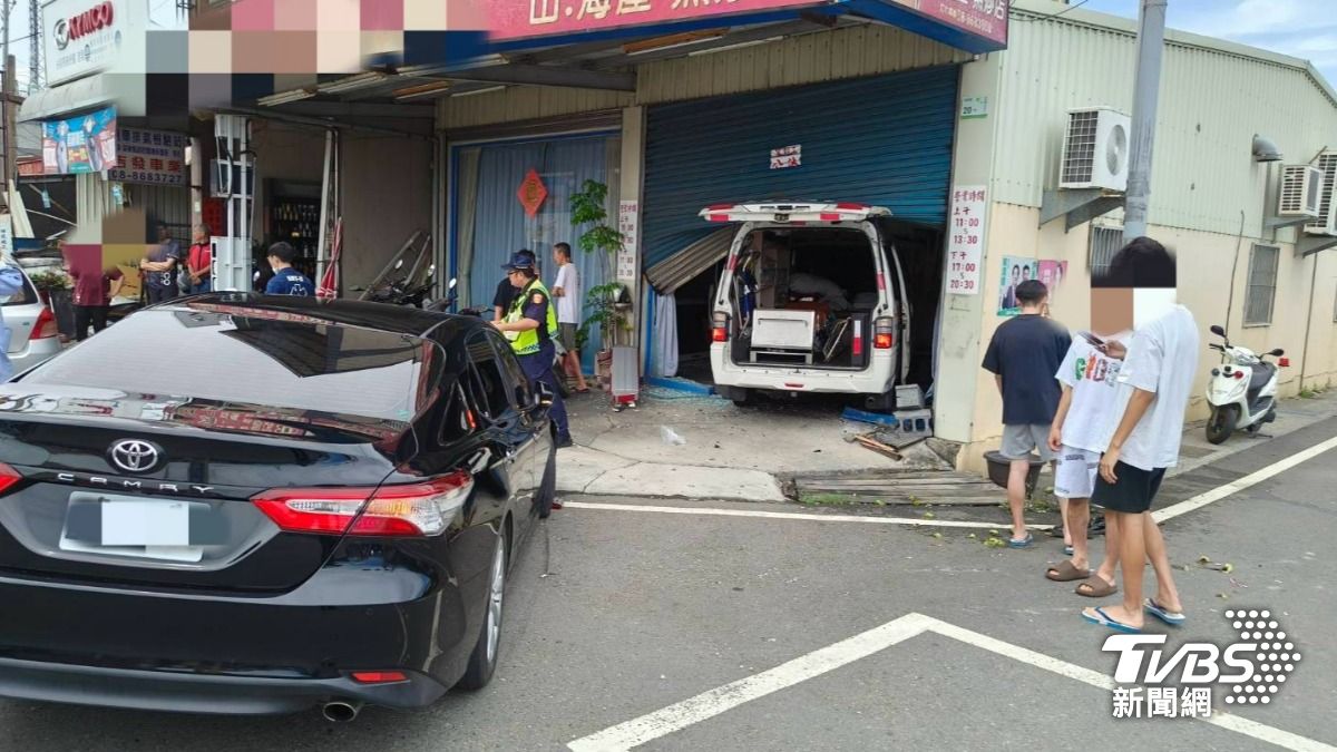 陳男駕駛轎車左切時，未注意救護車發生擦撞。（圖／TVBS）
