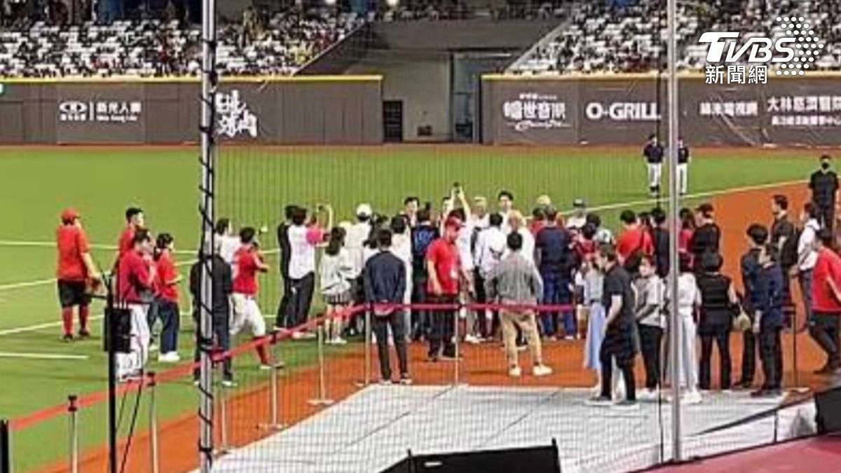 黃仁勳穿著93球衣開球,現場吸引民眾搶拍。(圖/周育鋒攝)