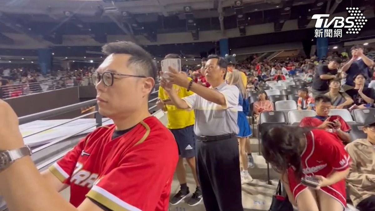 黃仁勳穿著93球衣開球,讓大巨蛋門票售罄,臨時加開場次。(圖/周育鋒攝)