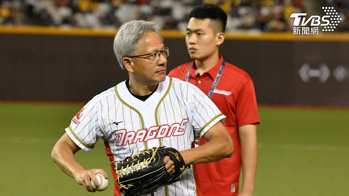 黃仁勳開球!大巨蛋身價最高開球嘉賓 「背號93」萬人搶拍