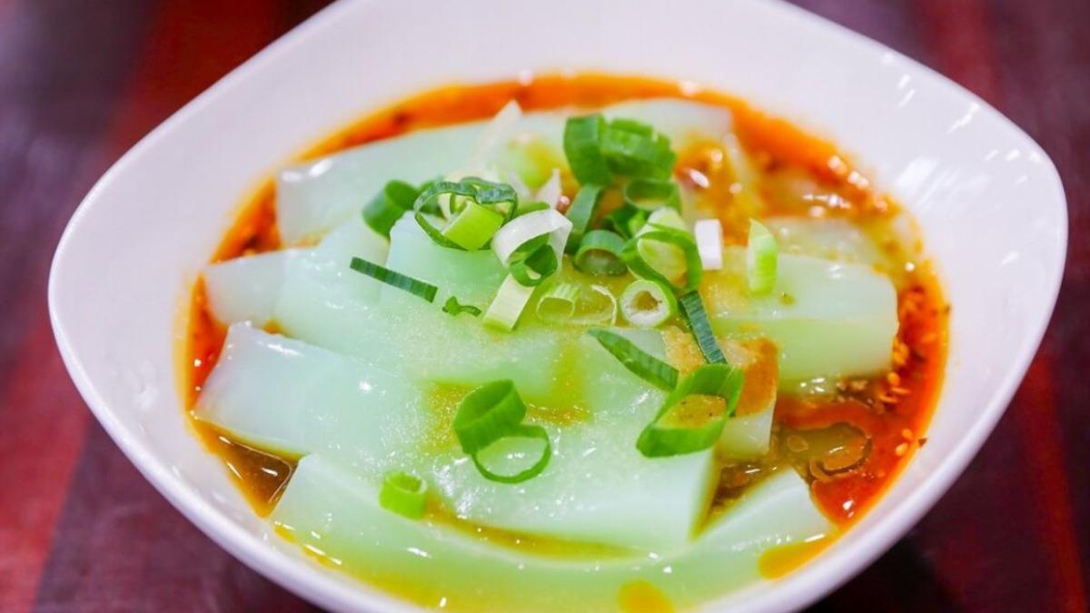 「綠豆涼粉」（50元）口感滑嫩ＱＱ的，搭配特調香辣醬，相當開胃。（圖／陳小可的吃喝玩樂提供）