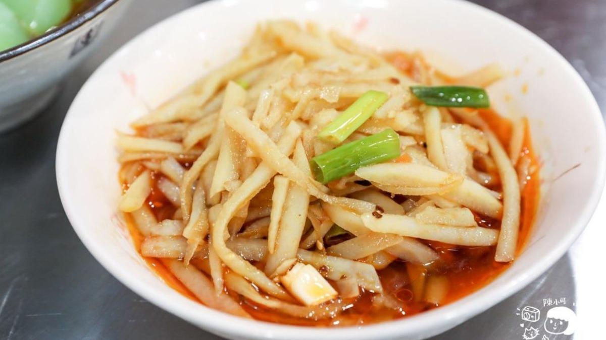 「酸辣土豆絲」（40元）口感爽脆，浸潤麻辣醬料，同樣很開胃。（圖／陳小可的吃喝玩樂提供）