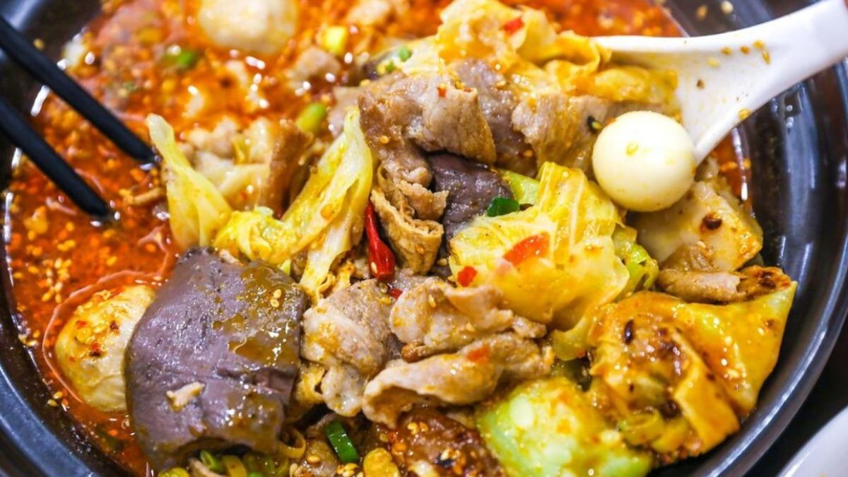 「重慶冒菜鍋」（190元）上桌很大一盆，配料相當豐富。（圖／陳小可的吃喝玩樂提供）