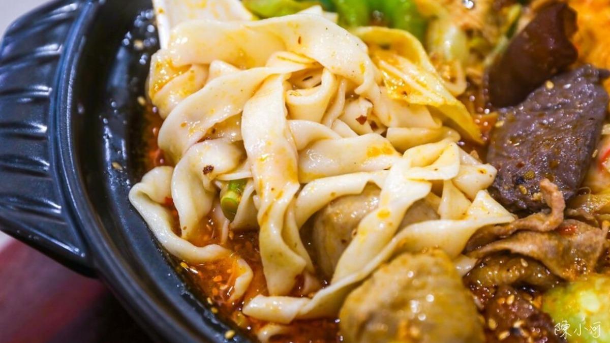 麵條吃起來Ｑ彈，吸湯能力又強，怕吃不飽還可以免費加麵！（圖／陳小可的吃喝玩樂提供）