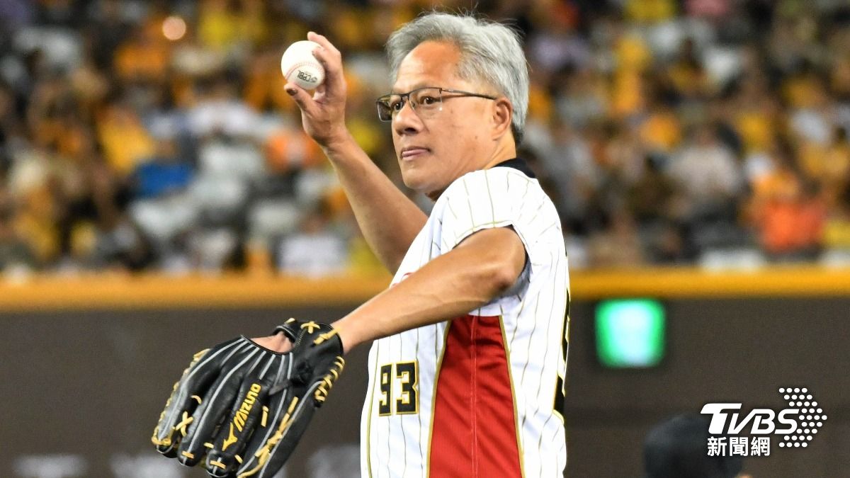 黃仁勳今天為味全龍大巨蛋之戰開球。(圖/胡瑞麒攝)