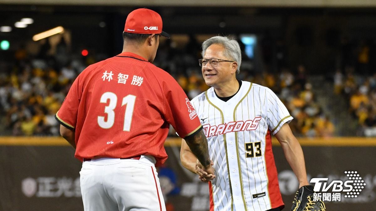 黃仁勳大巨蛋開球,林智勝接捕。(圖/胡瑞麒攝)