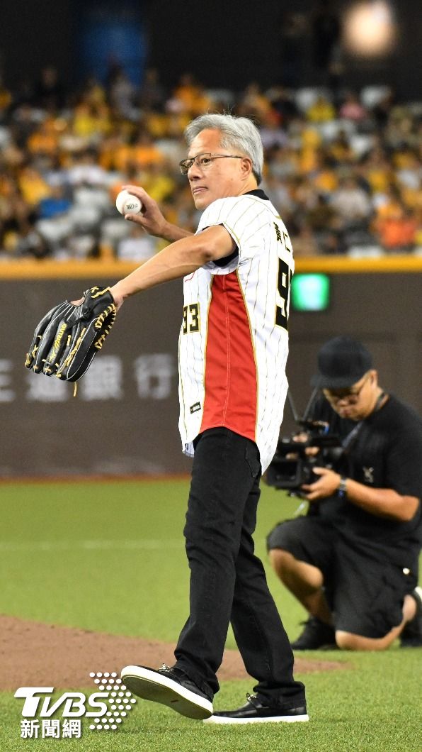 黃仁勳大巨蛋開球,現場萬名觀眾搶拍。(圖/胡瑞麒攝)